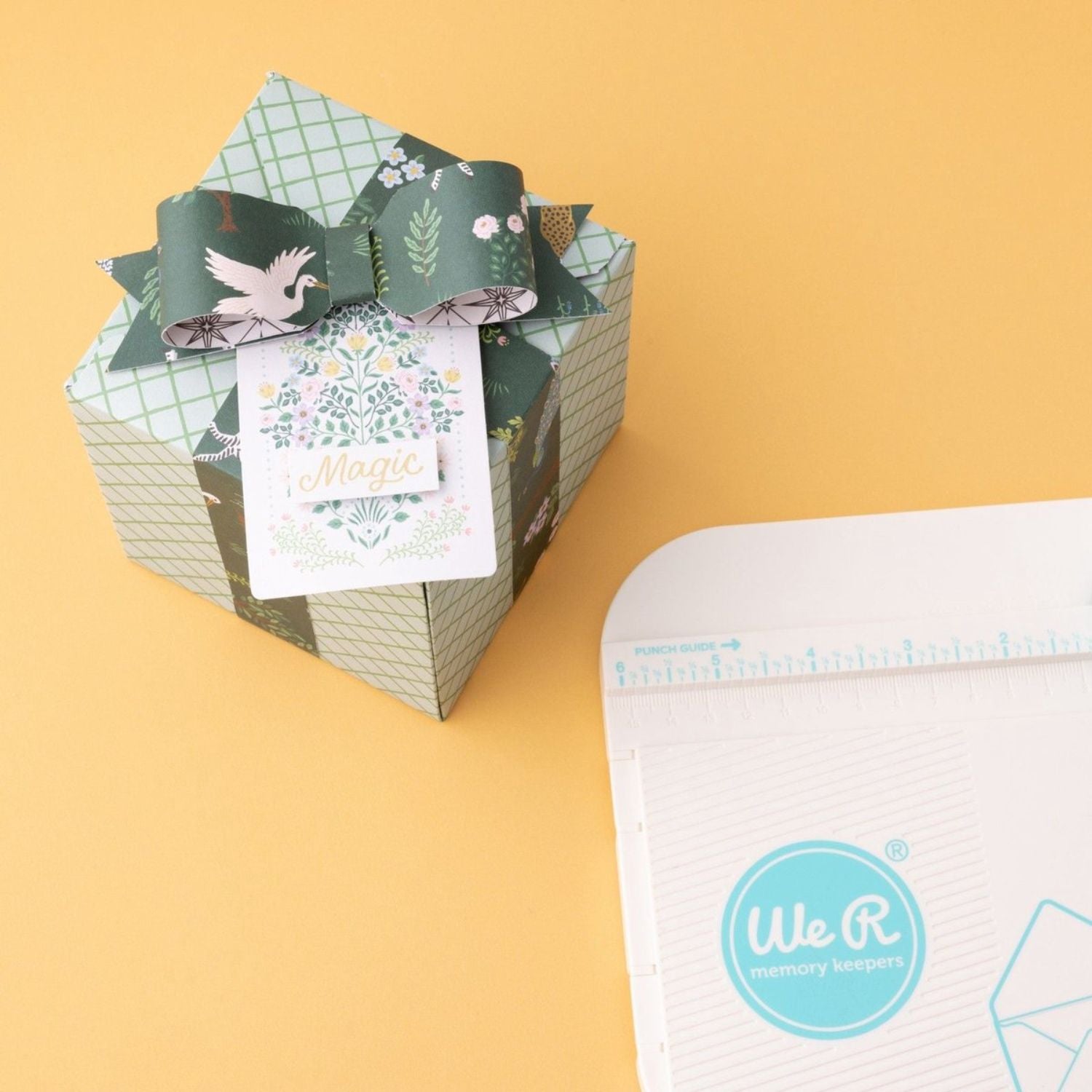 Gift Box Punch Board / Tabla para Crear Cajitas Cuadradas Herramientas We R Memory Keepers