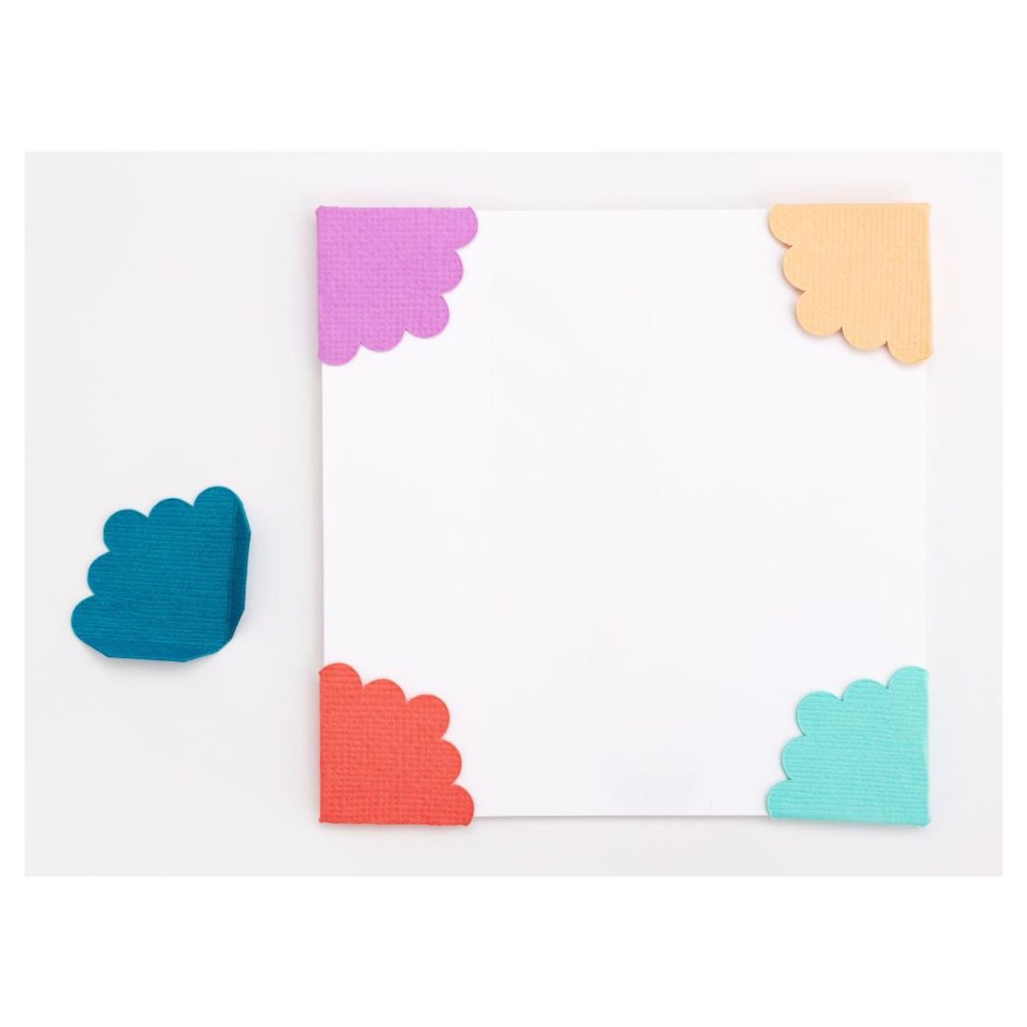 Photo Corner Scallop Punch / Perforadora de Esquinas Escalopados Perforadoras We R Memory Keepers