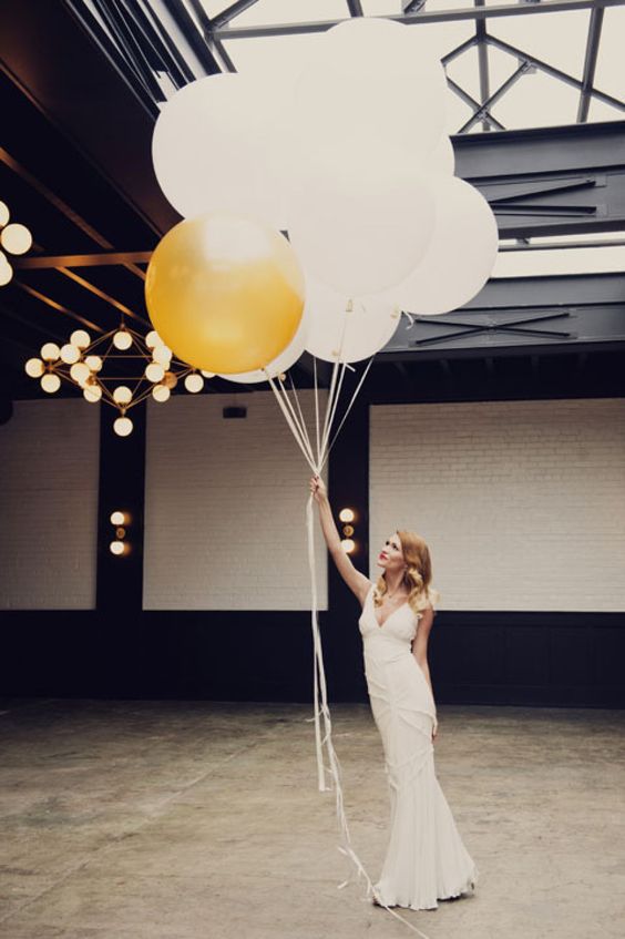 Oversized Balloon Gold / Globos Gigantes Dorados Descontinuado We R Memory Keepers